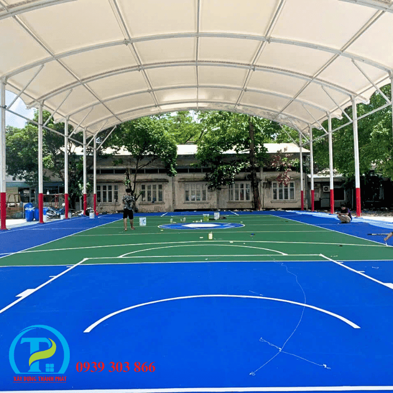 Thường xuyên vệ sinh mặt sân để loại bỏ bụi bẩn, tăng tuổi thọ sân